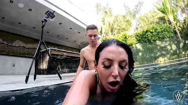 Vroči ANGELA WHITE - Busty Bikini Sex in the Pool topli filmi