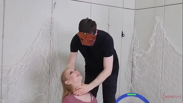 Blonde submissive Delirious Hunter getting dominated and throat fucked by her master Filem hangat panas