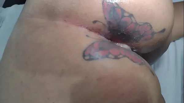 Hotte MARY BUTTERFLY happy and smiling being pulled up and fucked by friend without a condom, clogs the ass of cum that comes to flow, all this in front of the corninho that films everything varme filmer