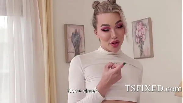 Kuumia Gorgeous Trans Beauty Emma Rose Seduces A Repairman lämpimiä elokuvia