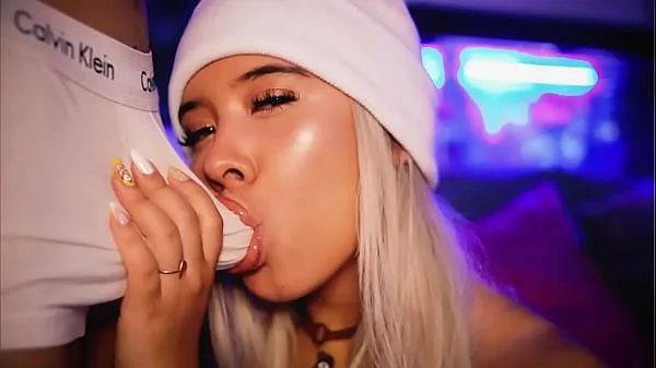 热Colombian webcam girl with cute face turns into a cock thirsty slut when she's horny温暖的电影