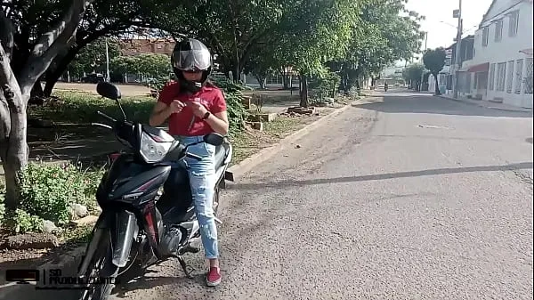 Hotte helping stranger with her motorcycle varme film