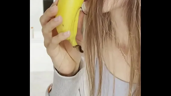 Hotte Fucked herself to orgasm with a banana and ate it varme film