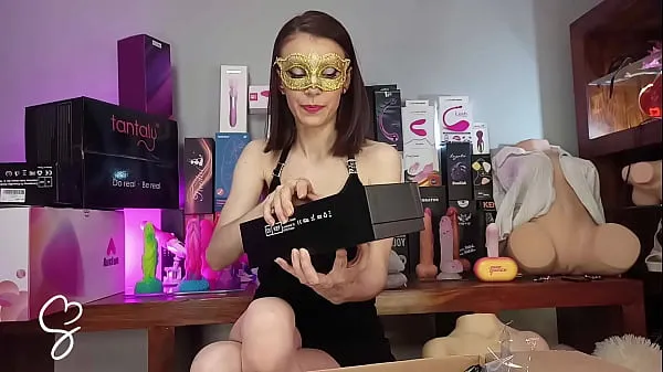 Sarah Sue Unboxing Mysterious Box of Sex Toys Filem hangat panas