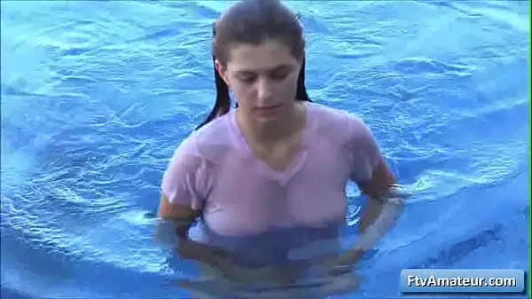 뜨거운 Lovely natural busty teen girl Fiona gets all wet in her swimming pool and play with her perky nipples 따뜻한 영화