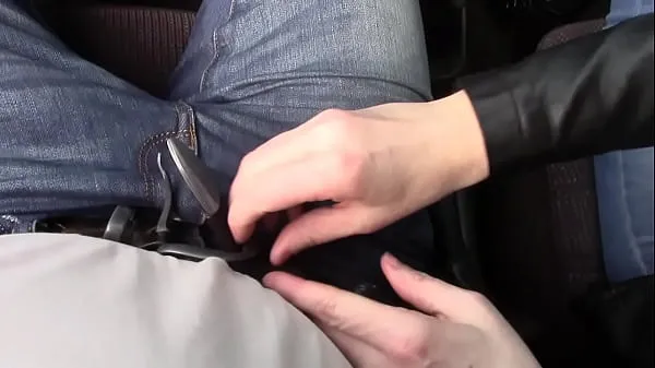 Film caldi Milking husband cock in car (with handcuffscaldi