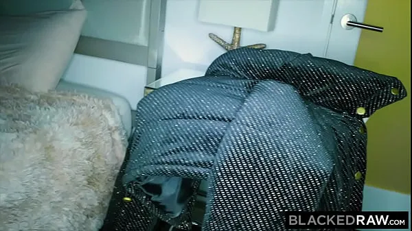 ホットな BLACKEDRAWプチホットブロンドアンバーは巨大なBBCのためにBFを捨てます 温かい映画