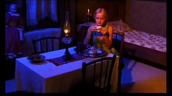 Heta Caroline and Jennifer Red Use a Dildo in Their Asshole before Pissing varma filmer