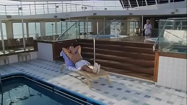 Καυτές Screwing a Guest by the Pool on the Yacht Is Her Goal Today ζεστές ταινίες