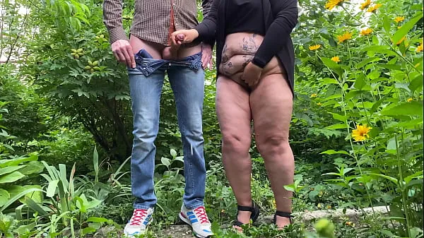 Vroči Outdoor masturbating milf with sexy belly made me cum from her handjob topli filmi