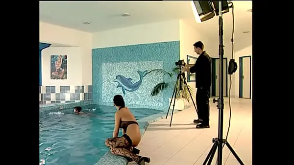 Kathy and Dorothy Have Sex with Nick in the Warm Waters of the Spa Filem hangat panas