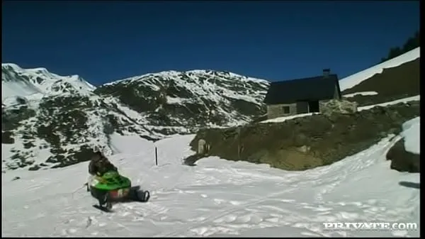 Películas calientes Liliane Tiger tiene su culo perfecto invadido en una moto de nieve cálidas