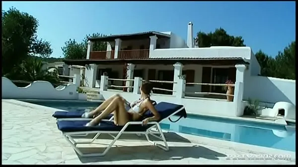 Kuumia Lesbians Eufrat and Keana Moire Enjoy Using Sex Toys Outdoors by Pool lämpimiä elokuvia