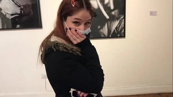 Hotte Playing with a vibrator in an art Gallery varme filmer