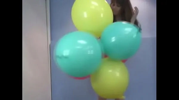 ホットな Small-titted slim brunette strips and sits on large balloons 温かい映画