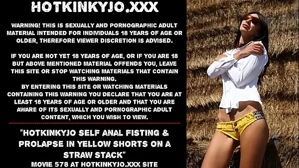 Hotte Hotkinkyjo self anal fisting & prolapse in yellow shorts on a straw stack varme film