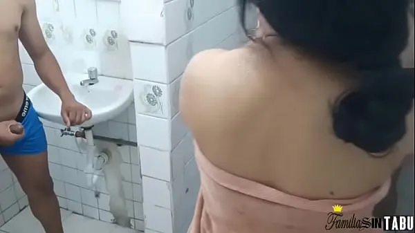 뜨거운 Sexy Fucked By Her Roommate Watching Him Naked In The Bathroom She Offers Her Cock And Eats It With Her Pussy Creampie On Dirty Face Xvideos 따뜻한 영화