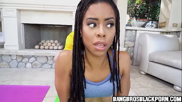 Heiße Ebony Babe wird während ihres Yoga-Trainings ungezogenwarme Filme