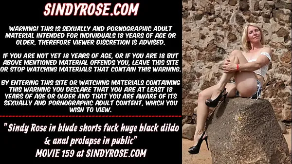 Heiße Sindy Rose in blauen Shorts fickt riesigen schwarzen Dildo & Analprolaps in der Öffentlichkeitwarme Filme