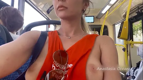 Vroči Flashing boobs in the city. Public topli filmi