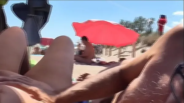 Quente LLEEMEE (7) -Diversão na praia de nudismo na frente de um homem que não percebeu nada Filmes quentes