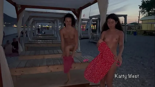 Kuumia Two naked sluts play with each other in the sea on a public beach lämpimiä elokuvia