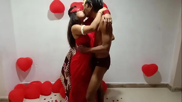 ホットな 赤いサリーを着た新婚のインド人妻がデジ夫とバレンタインを祝う - フルヒンディー語ベストXXX 温かい映画