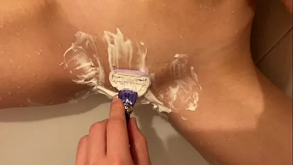 Heiße Ich bat ihn, meine Muschi zu rasieren, aber es war so sexy, also fickte er mich in der Badewannewarme Filme