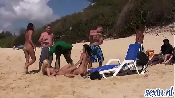 Горячие возбужденные девушки играют на нудистском пляжетеплые фильмы