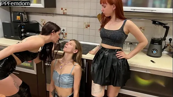 Menő Smoking Bitches Spit In Slave Girl Mouth Filling It With Their Saliva - Spitting Lezdom (Preview meleg filmek