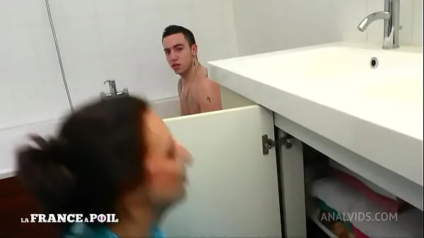 Film caldi Il giovane francese incula la sua padrona di casa panterona sotto la docciacaldi
