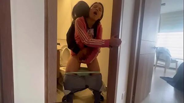 Hotte My friend leaves me alone at the hot aunt's house and we fuck in the bathroom varme filmer