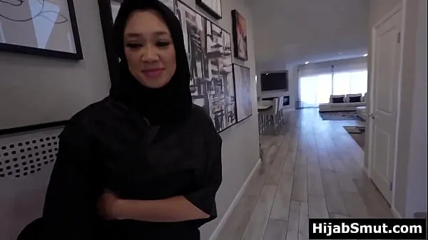 Heiße Muslimisches Mädchen im Hijab bittet um eine Sexstundewarme Filme