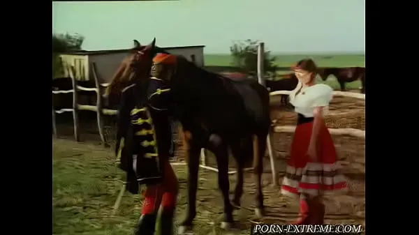 ホットな 兵士は若い村の女の子に乗馬を与える 温かい映画