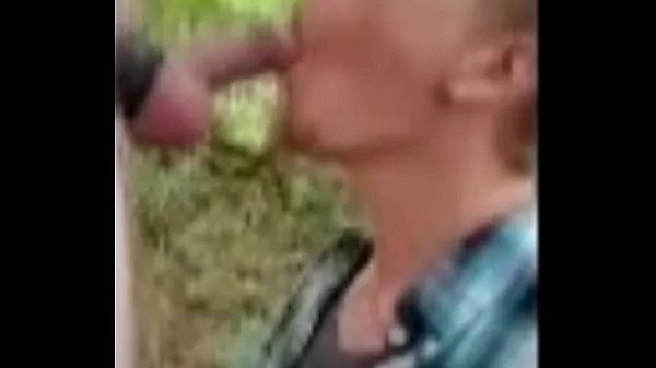 Hotte Puppy boy sucking hot cock in logging road varme filmer