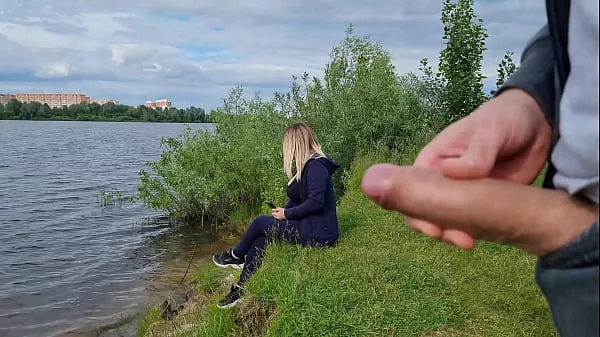 Gorące The exhibitionist man saw a lonely girl in nature and took out his dick in front of her and began to masturbate the dick in front unfamiliar beauty, he risks scaring her, but she likes to look at a big male dick and wants to see his cumshotciepłe filmy