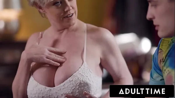 گرم ADULT TIME - Dee Williams' Stepson Can't Take His Eyes Off Of His Stepmom's Big Tits گرم فلمیں