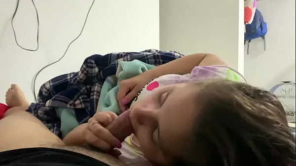 Hotte My little stepdaughter plays with my cock in her mouth while we watch a movie (She doesn't know I recorded it varme film