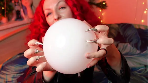 热MILF blowing up inflates an air balloons温暖的电影
