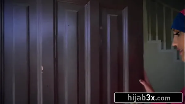Menő Hijab Wearing Hottie Fucks Landlord To Pay The Rent - Chloe Amour meleg filmek