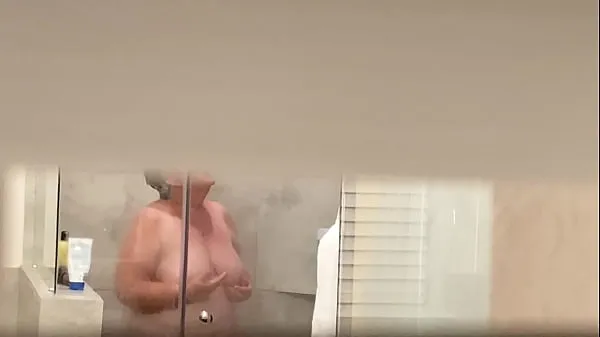 Hotte Spying on neighbor showering varme film