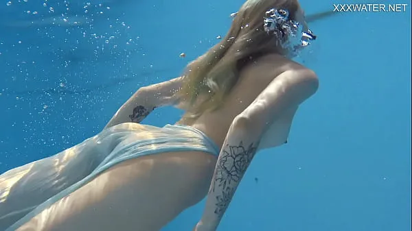 Kuumia Mimi Cica yet again shows how sexy she can swim lämpimiä elokuvia