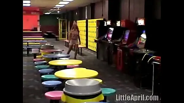Kuumia Public teen Little April masturbates in arcade toilets lämpimiä elokuvia