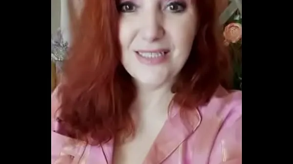 Kuumia Redhead in shirt shows her breasts lämpimiä elokuvia