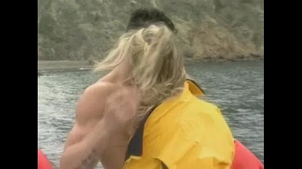 뜨거운 Sex on a boat with busty Farrah 따뜻한 영화