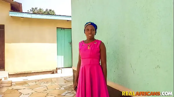 热Real African Dinner Lady Waiting For Her Congolese BF To Pick Her Up温暖的电影