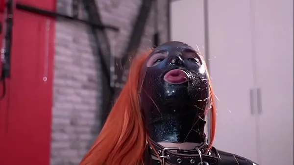 Hotte Dominatrix Nika in a latex dress plays with her latex doll. Shoe fetish and heel sucking varme filmer