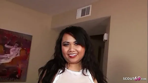Hotte Midget Latina Maid seduce to Rough MMF Threesome Fuck varme filmer