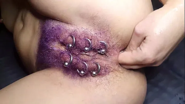 Hotte Purple Colored Hairy Pierced Pussy Get Anal Fisting Squirt varme filmer