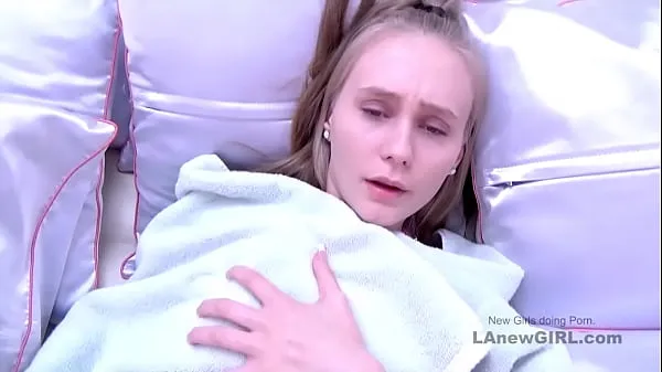 Gorące New 18 Girl with skinny body gets fucked at her auditionciepłe filmy